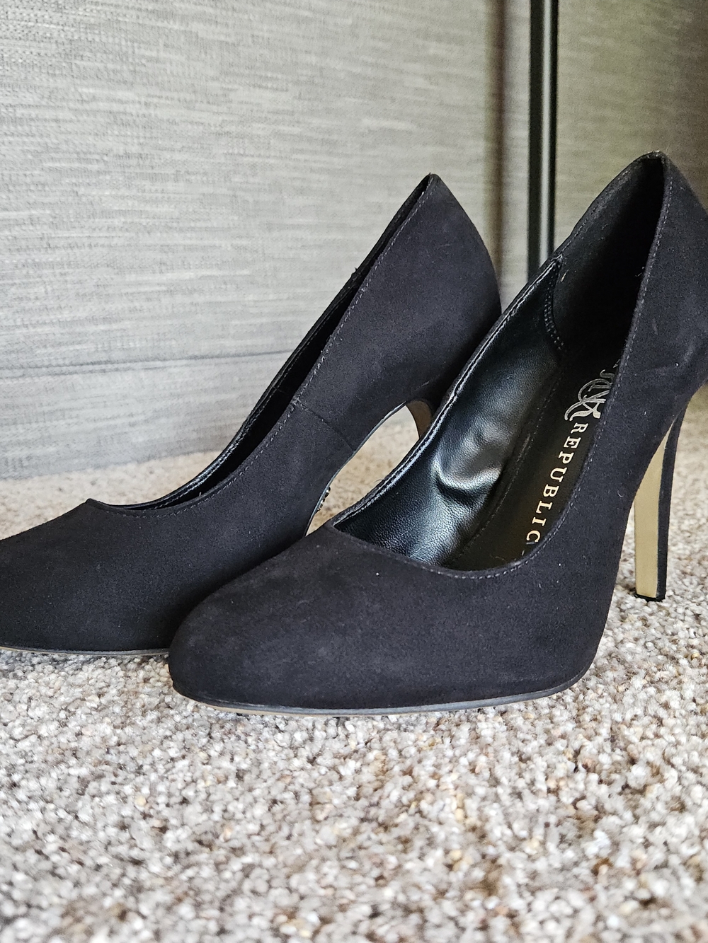 Rock & Republic Black Suede Pointed Toe Pumps